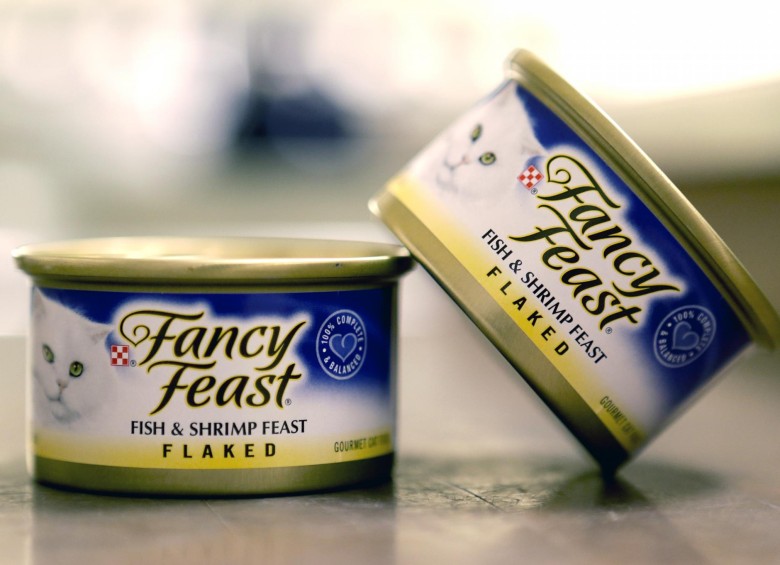 La foto muestra la comida para gatos Fancy Feast, pescado y camarones fiesta sabor, un producto de Nestlé. Foto AP