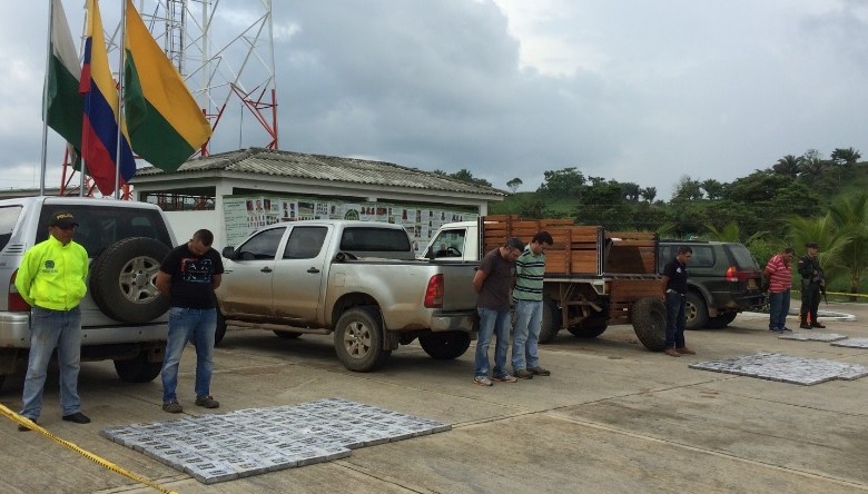 Los capturados y los vehículos con la droga fueron llevados a la base Antinarcóticos de Necoclí, Antioquia. FOTO: Cortesía Policía.