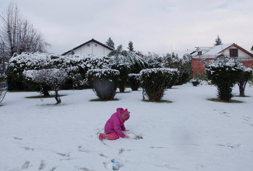  La capital chilena este sábado amaneció cubierta por un manto blanco tras la mayor nevada de la última década, un fenómeno que dejó a más de 300.000 hogares sin suministro eléctrico y que se repitió en otras regiones del país. EFE Y REUTERS