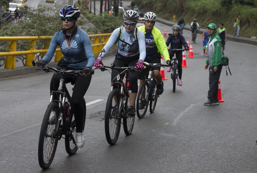 A pesar del frío y de la alerta naranja por contaminación ambiental, decenas de ciclistas se aventuraron a subir los 16 kilómetros entre San Diego y el alto de Las Palmas. FOTO DONALDO ZULUAGA