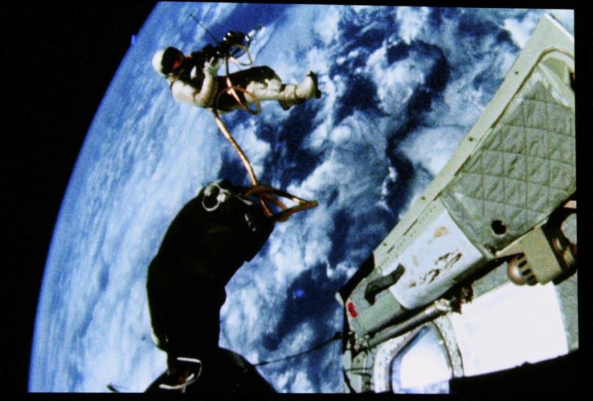 Edward H. White II durante la primera caminata espacial que tuvo una duración de 20 minutos. FOTO Reuters / Nasa