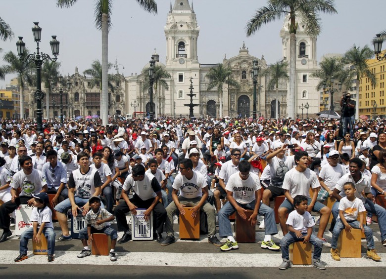 Se inauguró la octava edición del Festival Internacional del Cajón Peruano para participar en una multitudinaria “cajoneada” en homenaje al fallecido músico Rafael Santa Cruz. Foto Reuters