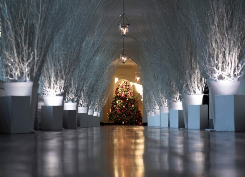 El corredor de la planta superior está decorado con más de dos decenas de árboles con nieve simulada. FOTO AFP