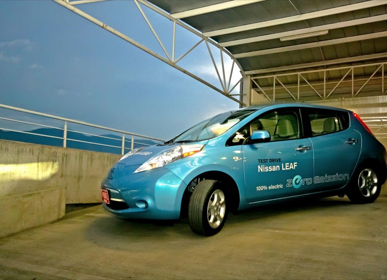 Vehículos como el eléctrico Nissan Leaf son los que obligan a replantear el funcionamiento de las estaciones. FOTO archivo