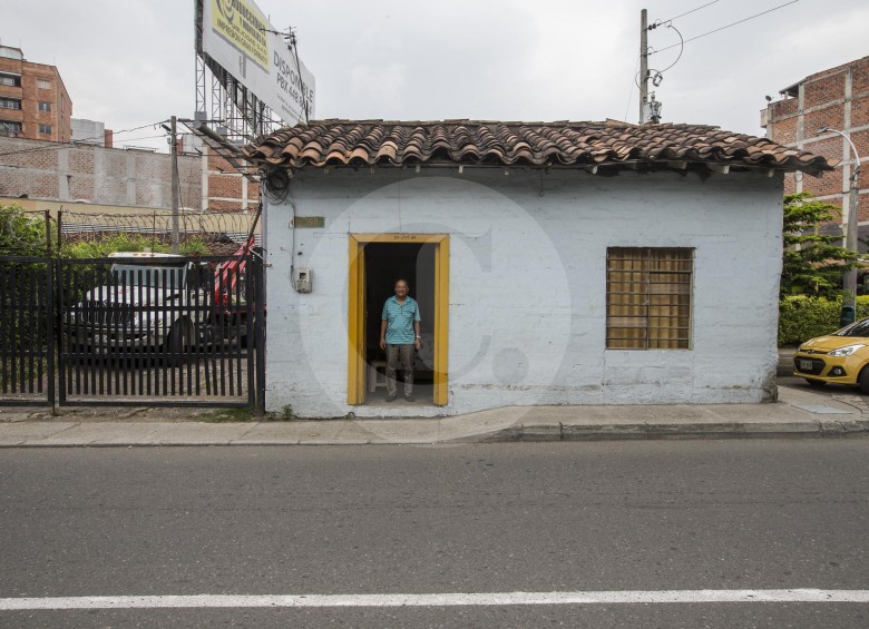 Jorge Mario Colorado vive en esta casa hace 60 años y desde hace 45 lo acompaña su esposa, Adelaida. FOTO jaime pérez
