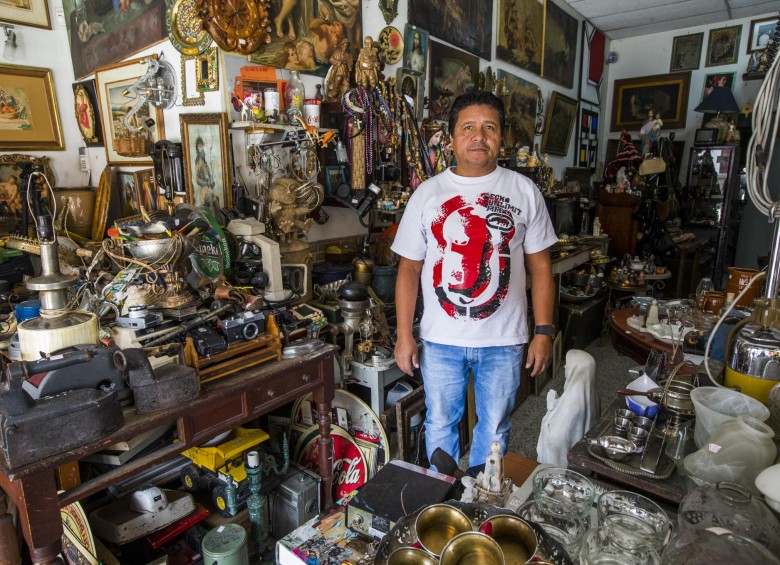 Román Vidales lleva 30 años feriando objetos usados. FOTO Julio César Herrera