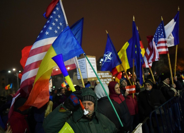 Medio millón de rumanos salieron a las calles para exigir que se revocara un decreto que despenalizaba ciertas conductas de corrupción. Banderas de EE. UU. y México también aparecieron FOTO afp