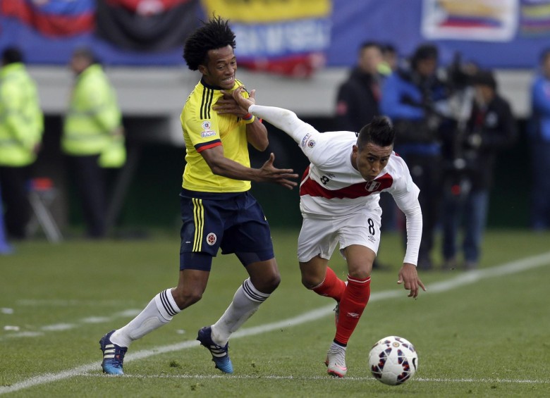 El duelo entre colombianos y peruanos abrirá el camino de la clasificación a Rusia-2018. En la Copa América igualaron. FOTO ap