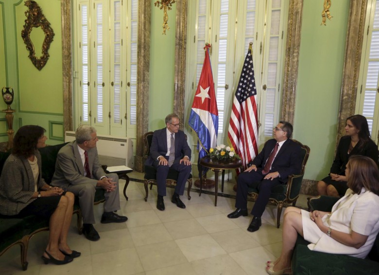 El jefe de la Sección de Intereses de Washington en la isla, Jeffrey DeLaurentis y Marcelino Medina ministro interino de Relaciones Exteriores. FOTO Reuters