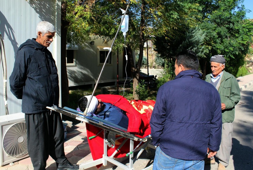 El movimiento telúrico ocurrió a las 6:18 de la tarde y también se sintió en Irán, donde se registraron al menos 129 muertos y unos 300 heridos. FOTO EFE
