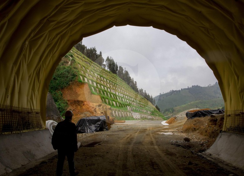 Pacífico 1 (Bolombolo - Ancón Sur): con inversión de $1,79 billones, de las de más avance, tiene cierre financiero. Son 49 km de doble calzada, 42 puentes y dos túneles. FOTO Donaldo Zuluaga