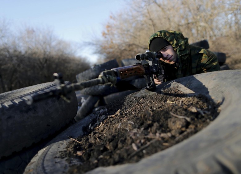 Un separatista prorruso en un puesto de control en la región de Donetsk. La ONU dijo que el conflecto en esta región ha paralizado totalmente el sistema de ley y orden. FOTO REUTERS