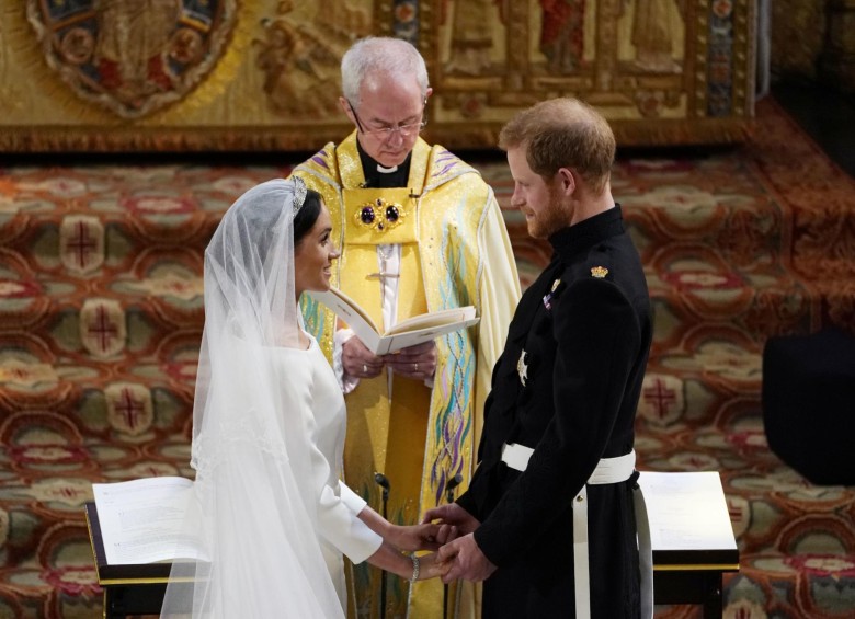 El príncipe Enrique y Meghan Markle, ahora duques de Sussex, se subieron a un coche de caballos con el que recorrieron las principales calles de la localidad de Windsor (Gran Bretaña), en cuya capilla de San Jorge tuvo lugar el sonado matrimonio. FOTO AFP