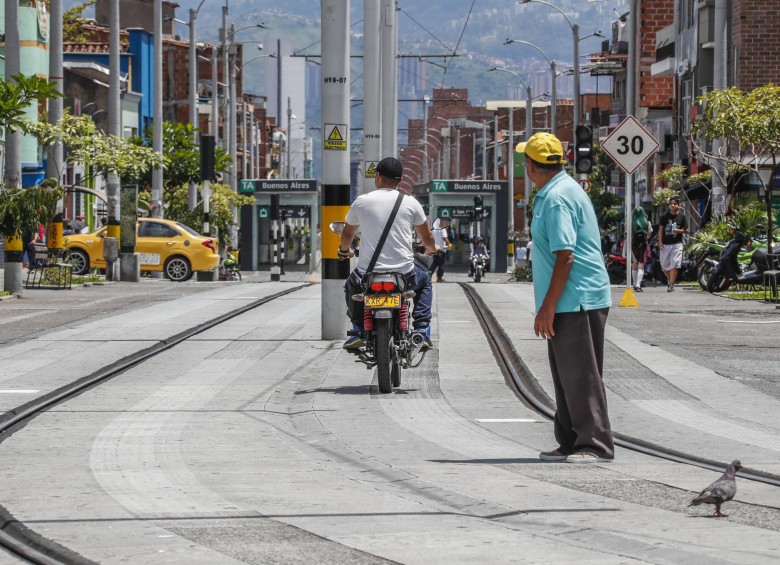 Motos invaden la vía exclusiva del Tranvía de Ayacucho, carrera 29 con calle 49 Buenos Aires. Foto: Róbinson Sáenz