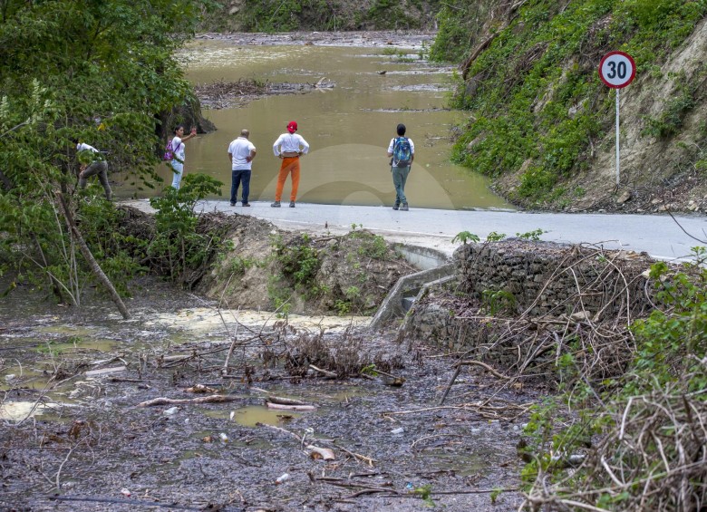 Ante le persistencia de la amenaza del río Cauca, EPM decidió inundar la casa de máquinas para proteger la vida de las comunidades y el proyecto. FOTO JUAN ANTONIO SÁNCHEZ