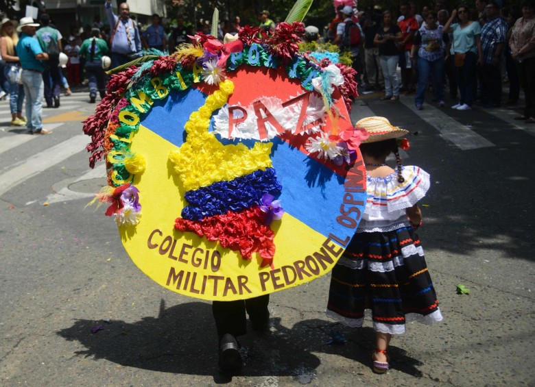 “Este evento permite que las nuevas generaciones mantengan el legado, pues siembra las tradiciones en los niños y sirve de conexión con su ancestros”, dijo a periodistas el director del desfile, Gustavo Ortega. FOTO AFP