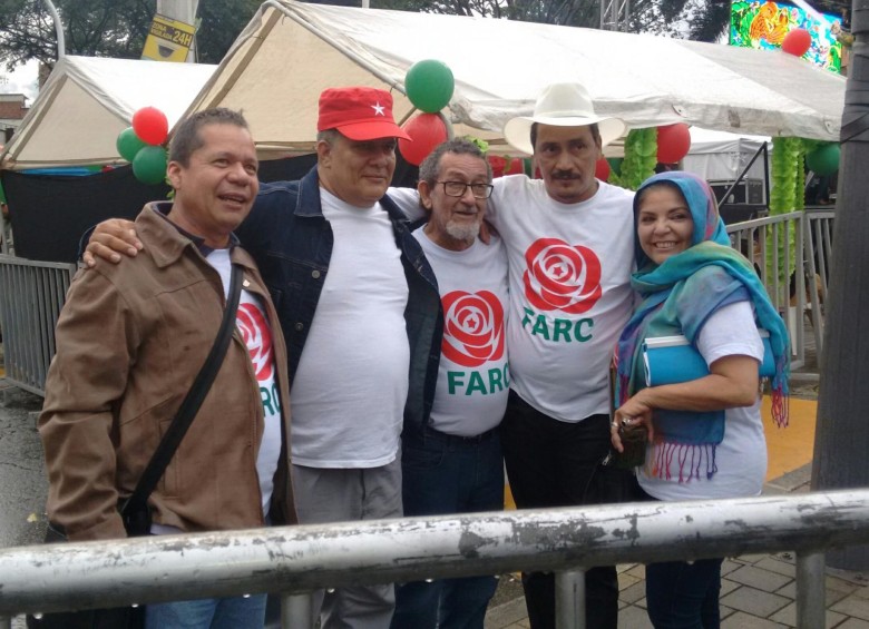 En el parque Bicentenario, en el centro de Medellín, estuvo Olmedo Ruiz (gorra roja), y otros dirigentes de Farc lanzando su partido político. FOTO: Cortesía NC Noticias