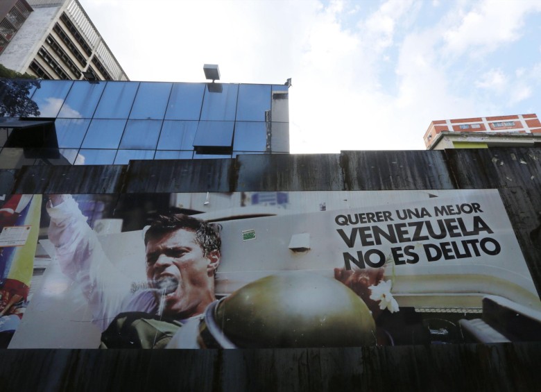 Carteles enormes del carismático líder opositor Leopoldo López gritando, con el puño en alto, pululan en los barrios ricos de Caracas. FOTO AP