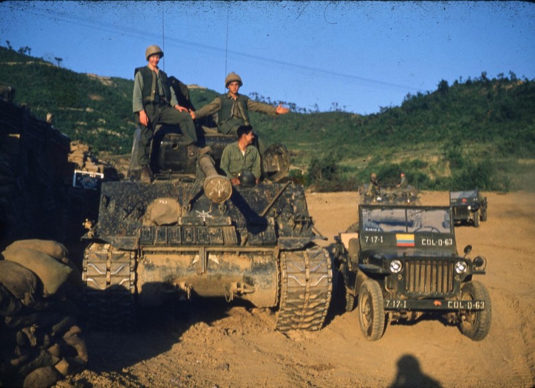 El sargento Gilberto Díaz posa en un vehículo blindado de artillería del Ejército de Estados Unidos. 