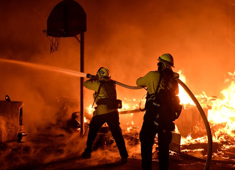 Unos 500 bomberos de Ventura combaten las llamas del llamado Thomas Fire, que consume pasto seco. FOTO REUTERS