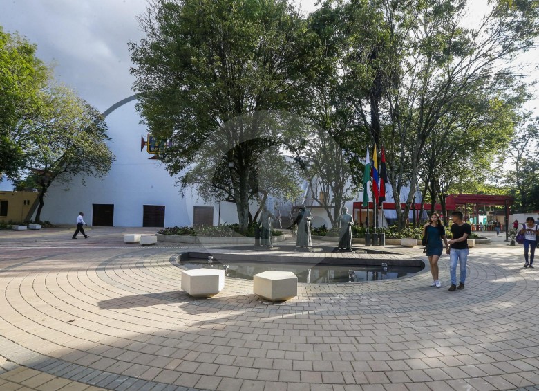 La plaza Fundadores, uno de los nuevos espacios de la UPB en el campus Laureles. FOTO JULIO CÉSAR HERRERA