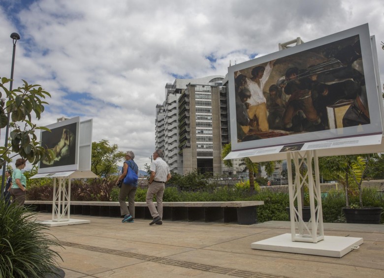 Hay visitas guiadas hechas por los jóvenes de la Red de Artes Visuales de Medellín, quienes fueron capacitados por el museo para contar la historia de las obras. Foto: Edwin Bustamante.