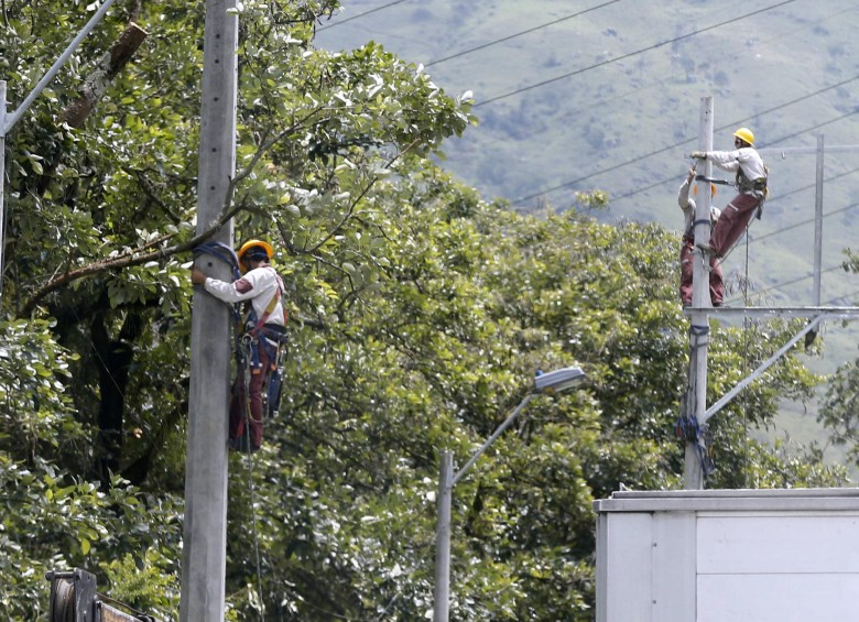 EPM señala que la modernización de la red permitirá tener un servicio continuo y confiable. Imagen en Barbosa. FOTO juan a. sánchez