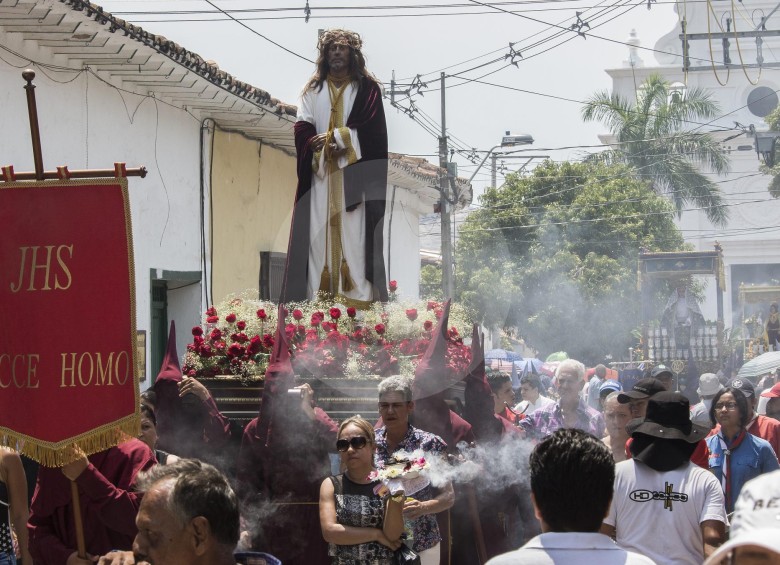 El Viacrucis partió del Templo de Jesús Nazareno y recorrió unas cuatro cuadras, hasta la Catedral de la Inmaculada Concepción. FOTO Róbinson Saenz 