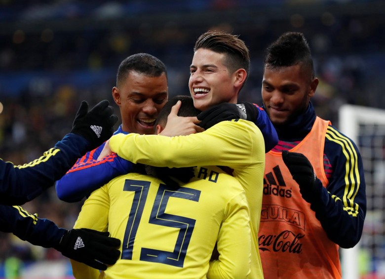 James celebra junto a Juan Fernando Quintero (15) el gol de Colombia. FOTO REUTERS