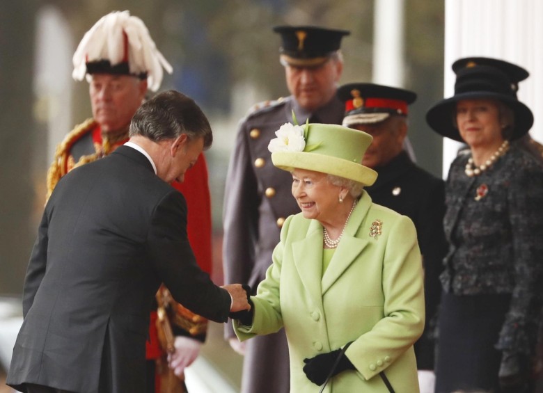 Santos permanecerá en el Palacio de Buckingham como invitado de la reina Isabel II. FOTO AP