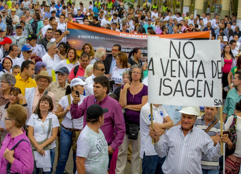 Unas 300 personas se congregaron ayer en la Plaza de las Luces, en el centro de Medellín, para protestar por la venta del 57,61 por ciento de la Nación en Isagén. FOTO Juan Antonio Sánchez