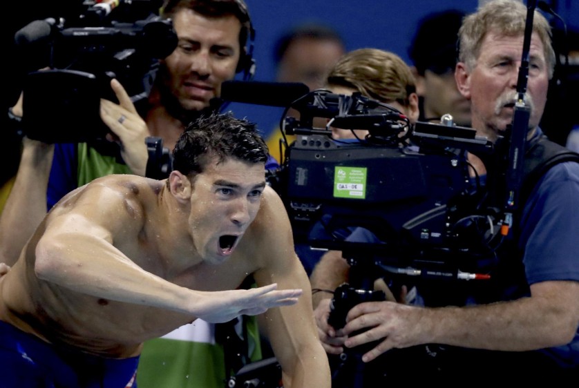 Phelps animaba a sus compañeros de relevos mientras se realizaba la competencia. FOTO Reuters