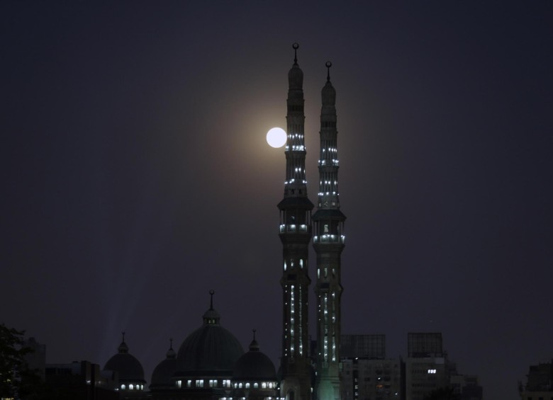 Así se vio la luna en el Cairo, Egipto. FOTO EFE