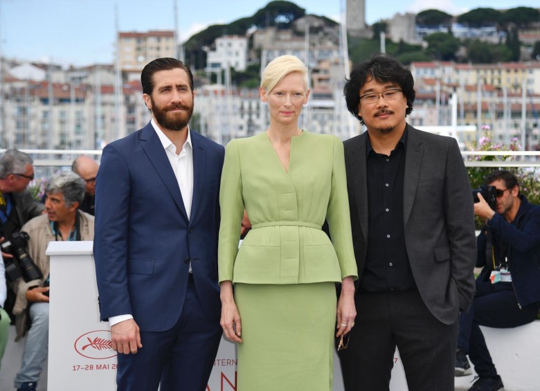 Jake Gyllenhaal, Tilda Swinton y el director Bong Joon-ho en la proyección de la cinta en Cannes. FOTO AFP