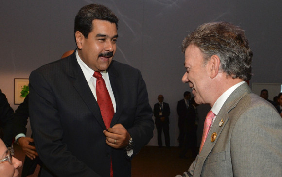 El presidente Santos saludó a Nicolás Maduro antes del inicio de las intervenciones oficiales en la cumbre. FOTO PRESIDENCIA