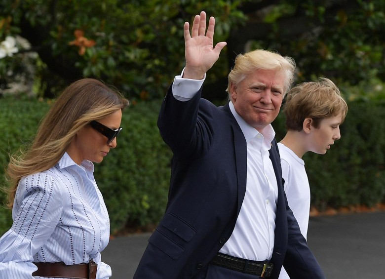 Presidente Donald Trump, su esposa y su hijo. FOTO AFP