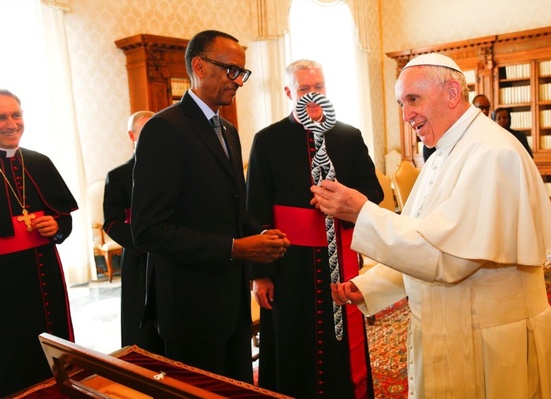 El Papa y el presidente de Ruanda, Paul Kagame. FOTO AFP