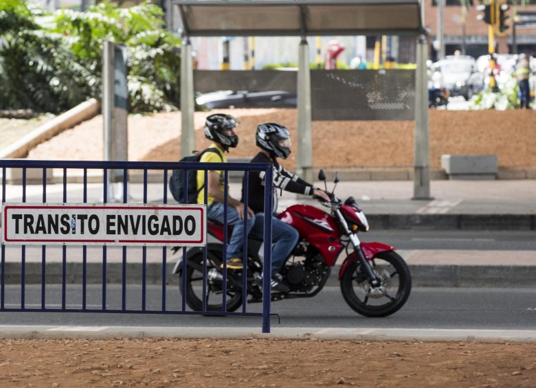 En Itagüí está prohibido llevar parrillero hombre hasta el 30 de junio de 2017. Envigado tiene la misma medida hasta el 31 de este mes, con intención de prorrogarla. FOTO edwin bustamante