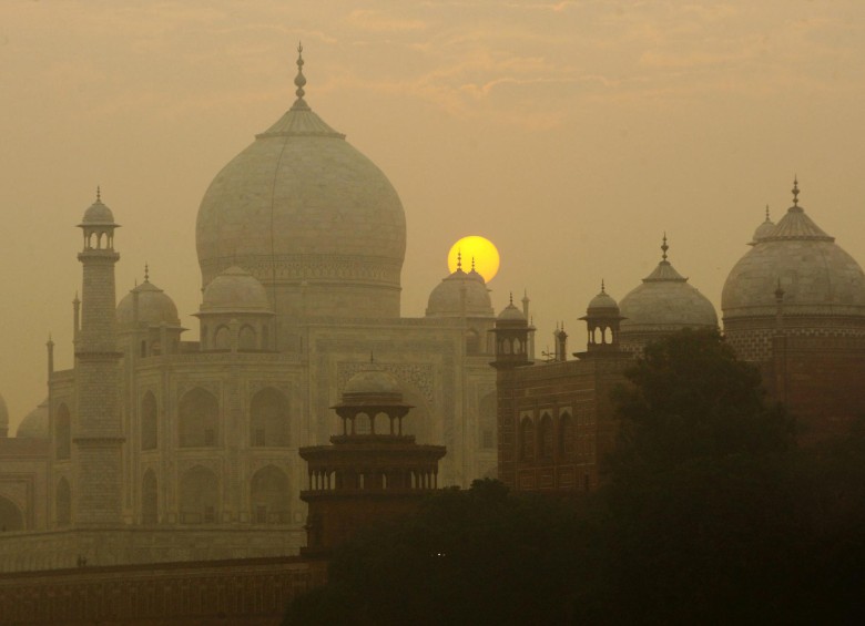 El Taj Mahal fue construido por el emperador Shah Jahan entre 1632 y 1654 para su esposa preferida, Mumtaz Mahal. FOTO AP