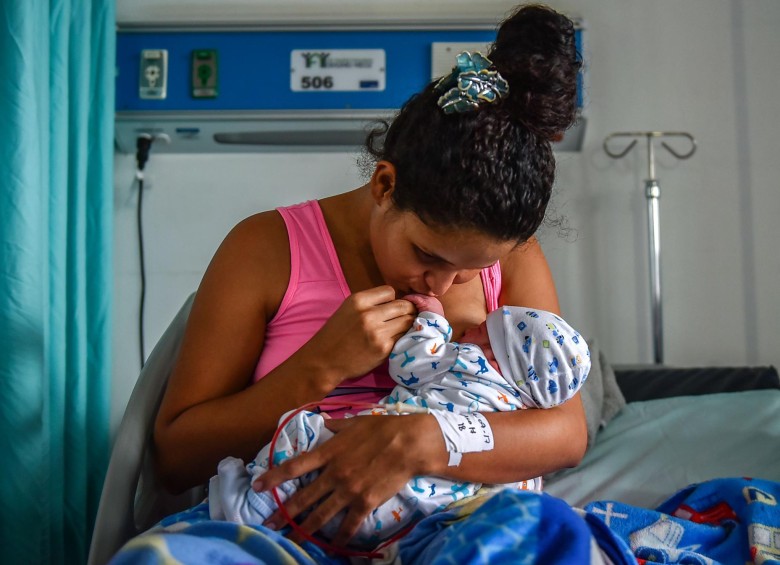 La odisea de las venezolanas que viajan a dar a luz a Colombia