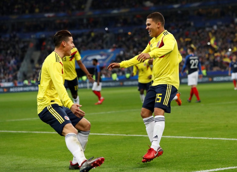 Quintero, ahora al servicio de River Plate, celebra con James Rodríguez el gol que le dio la victoria a Colombia. FOTO REUTERS