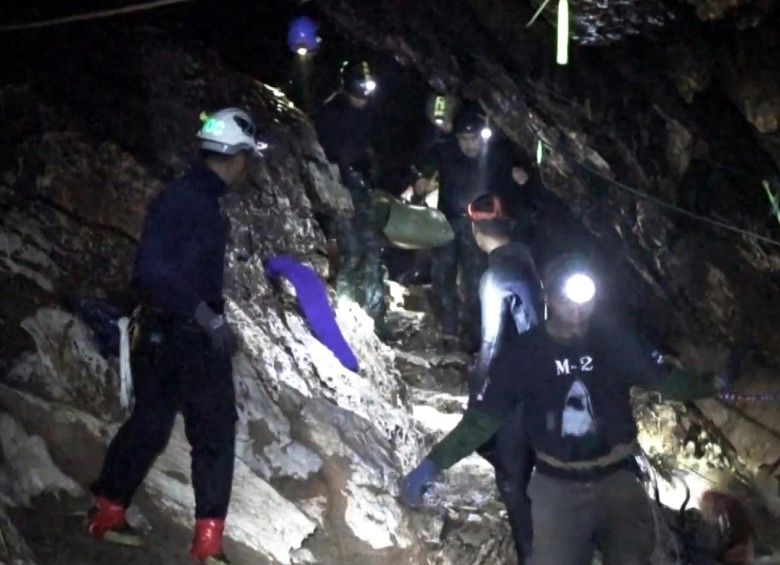 Varios miembros del equipo de rescate evacuan a un niño atrapado en la cueva Tham Luang, en Chiang Rai (Tailandia) Foto: EFE