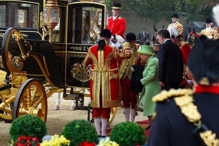 Lord Vestey, maestro de la Guardia de Caballería, invita a la Reina Isabel II y al Presidente de Colombia al carruaje para trasladarse al Palacio de Buckingham. Foto Cortesía Presidencia