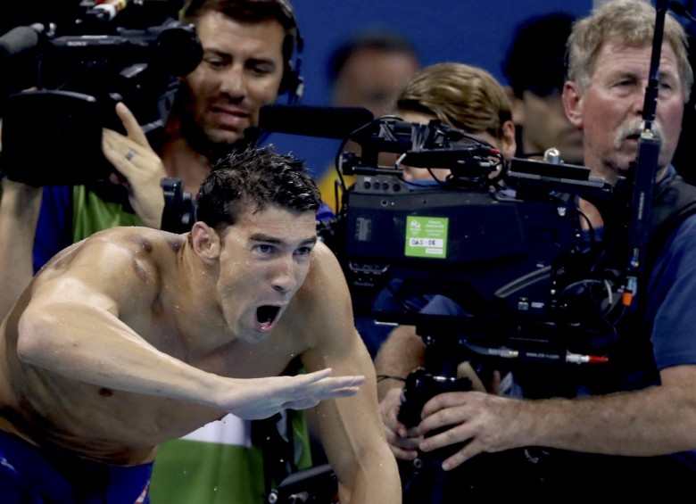 Phelps animaba a sus compañeros de relevos mientras se realizaba la competencia. FOTO Reuters