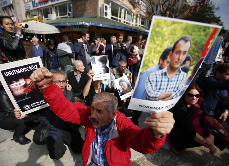 Los manifestantes mostraron fotos de las víctimas en la ciudad de Ankara. Foto de AP: