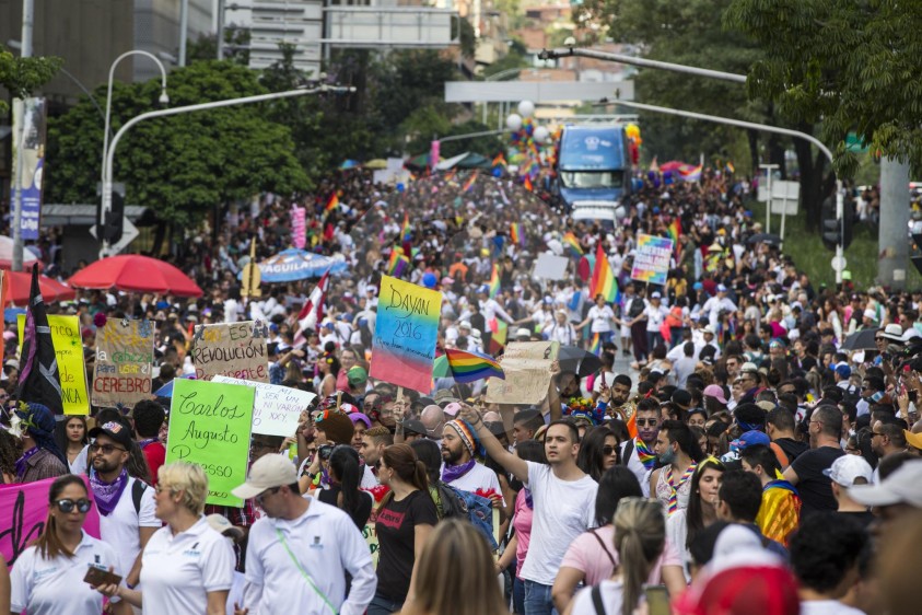 Bajo el sol de la tarde de Medellín, cientos de personas marcharon por las calles del Centro de la ciudad como parte de la reivindicación de los derechos LGTBI. FOTO JAIME PÉREZ