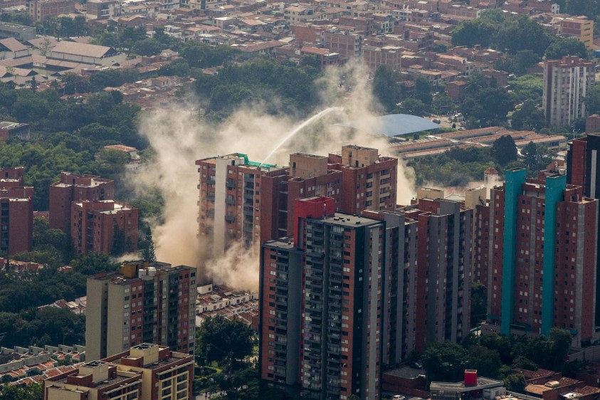 De manera controlada fue demolido el edificio que presentaba fallas estructurales de cálculo en su construcción y que llevaba evacuado varios meses por prevención a sus habitantes y vecinos. Foto: Róbinson Sáenz