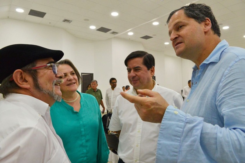 Ministros López y Cristo con Sergio Jaramillo y el jefe máximo de las Farc, Rodrigo Londoño. FOTO Cortesía Presidencia