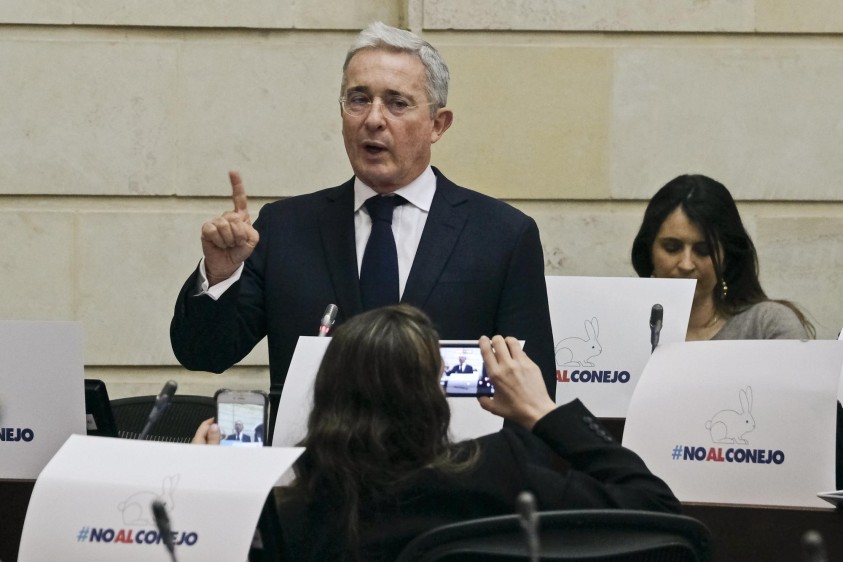 El jefe del Centro Democrático, el expresidente Álvaro Uribe, aseguró que su bancada en el Congreso buscará mecanismos que permitan la participación del pueblo. FOTO AFP