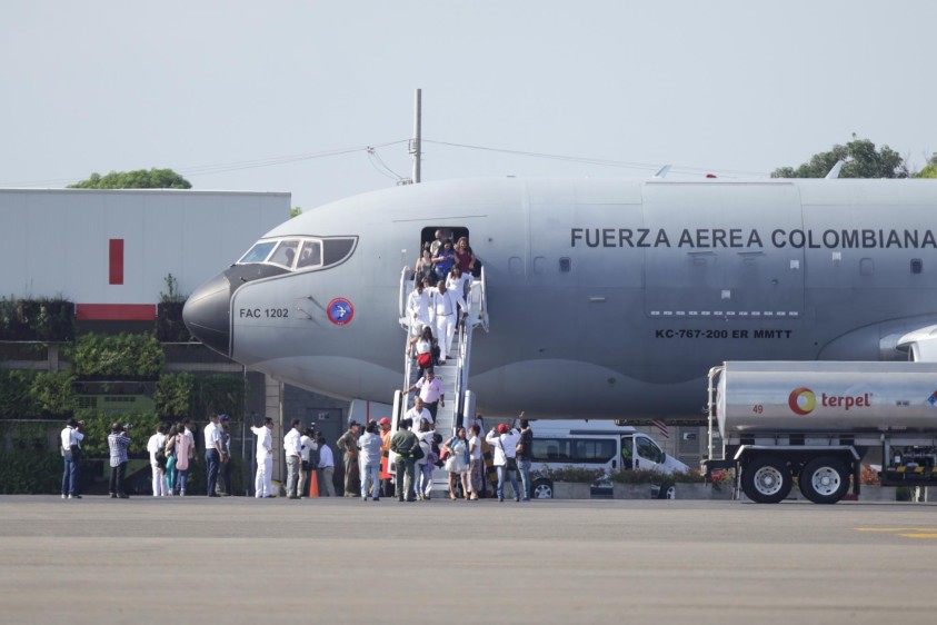 Se espera que lleguen a la firma más de 250 víctimas en tres vuelos diferentes desde Bogotá, Medellín y Cali. FOTO COLPRENSA